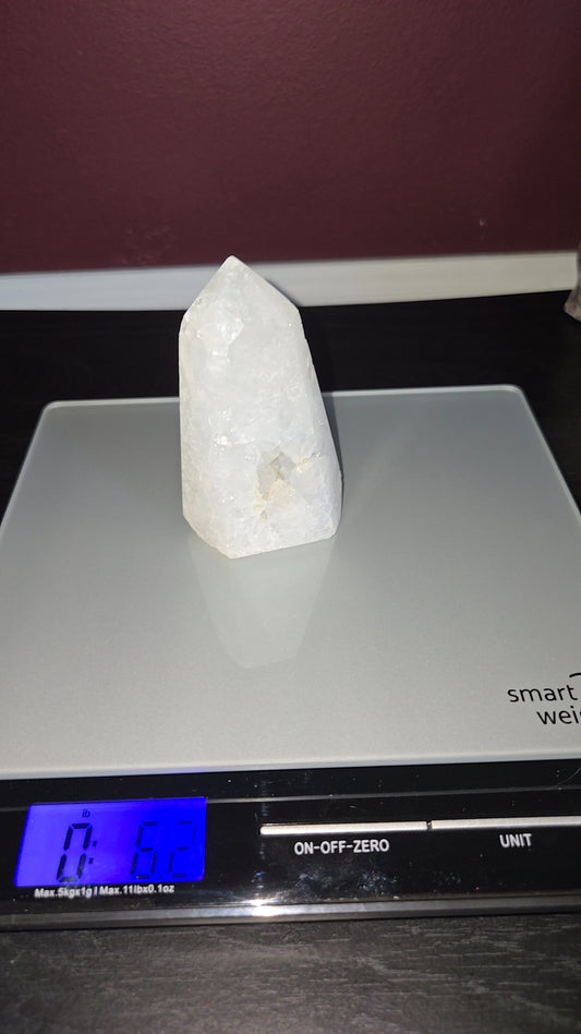Quartz/flower agate tower